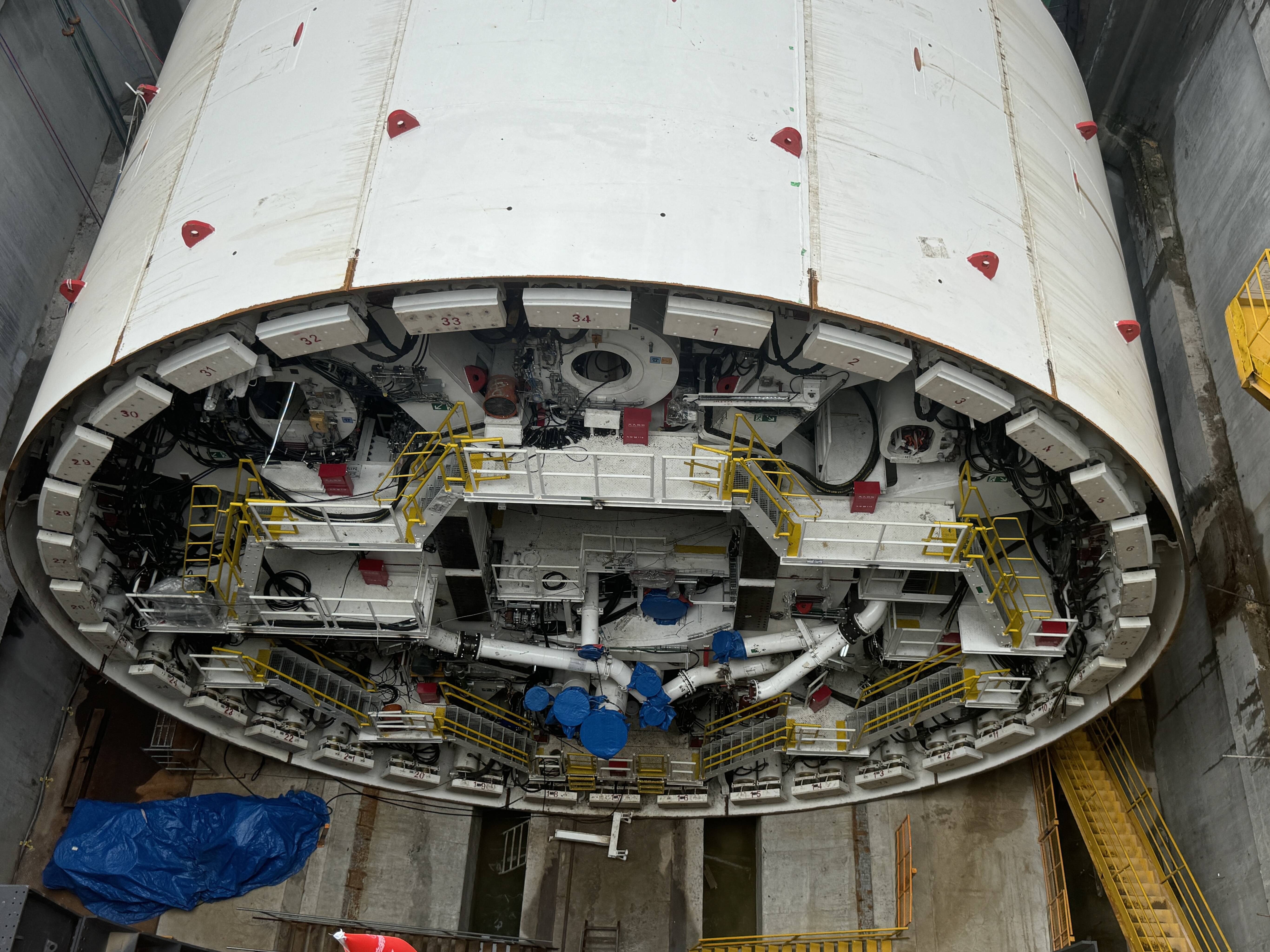 "盾构机刀盘下井后,我们将开展盾体前移,盾尾,拼装机,连接管线,同步