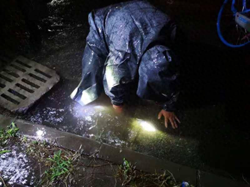 确保居民安全度汛，街道工作人员24小时值守、冒雨清掏雨箅_社区_西潞_车库