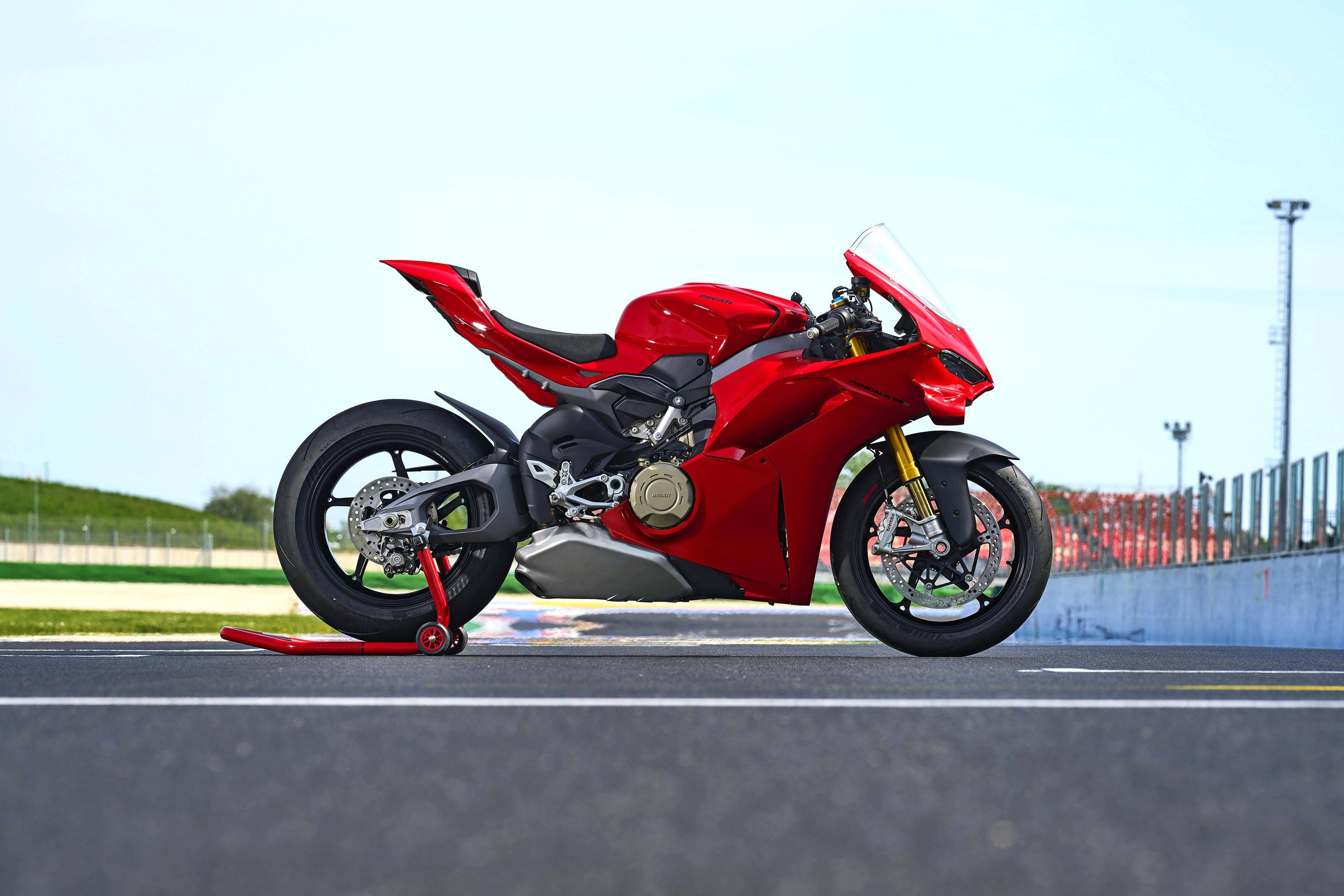 户外特写 杜卡迪新一代超级跑车 2025 panigale v4 s