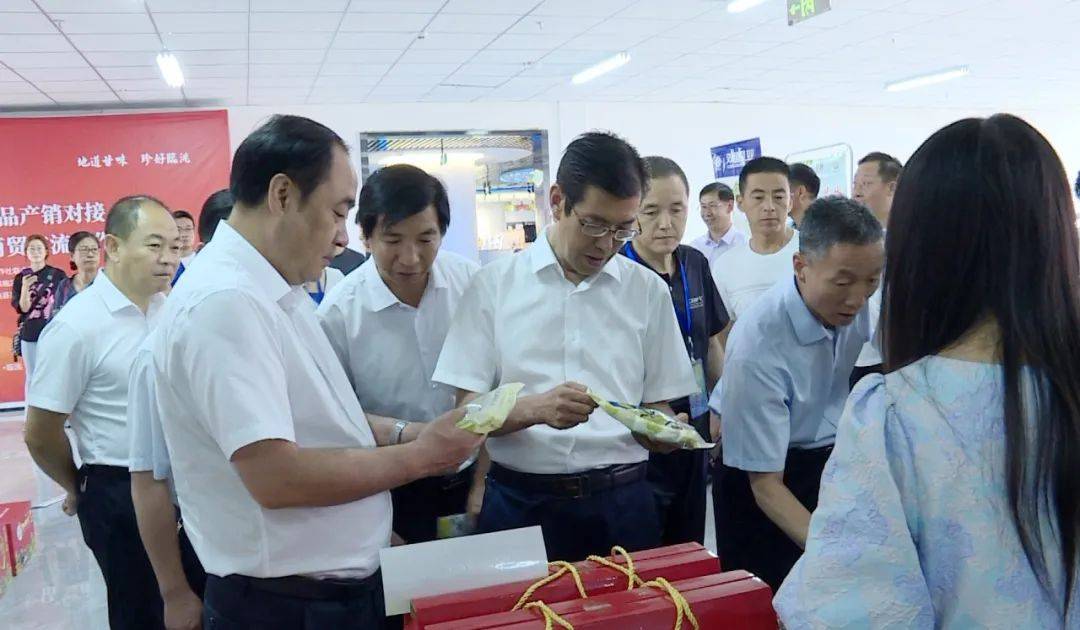 李德军宣布活动启动.与会领导嘉宾共同按下启动柱.