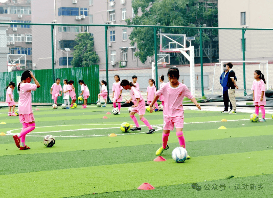 同心共筑梦 携手勇向前——河南万仙山女足队员走进新乡市女足(二中)