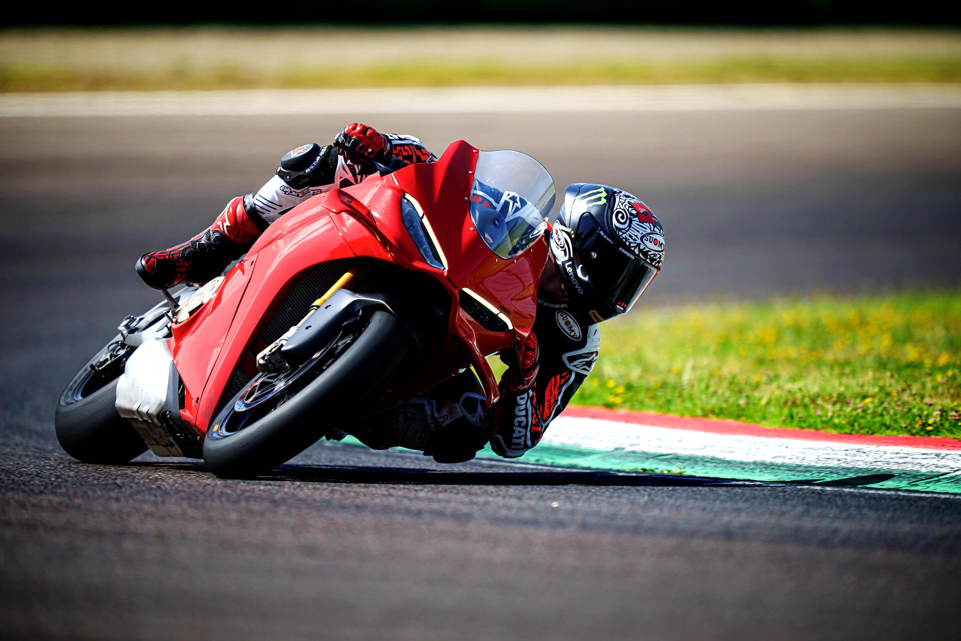 户外特写:杜卡迪新一代超级跑车 2025 panigale v4 s