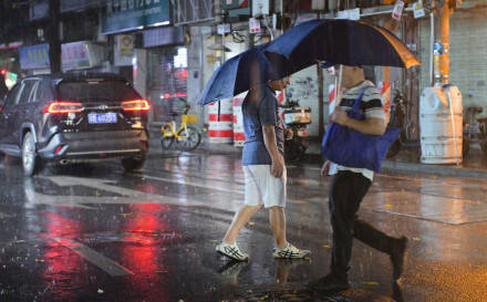 多地暴雨！广州两区发布暴雨红色预警，广东启动防汛Ⅲ级应急响应