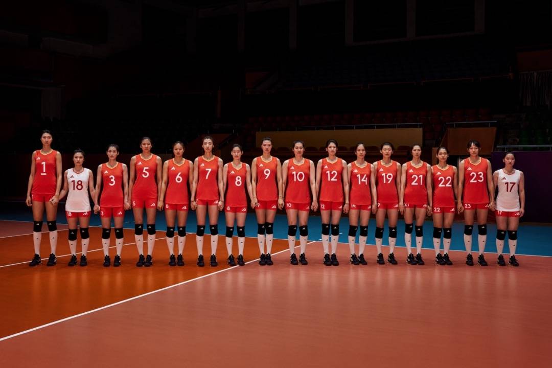 中国田径队量身打造了全新"战袍";阿迪达斯延续与中国女排的合作,这