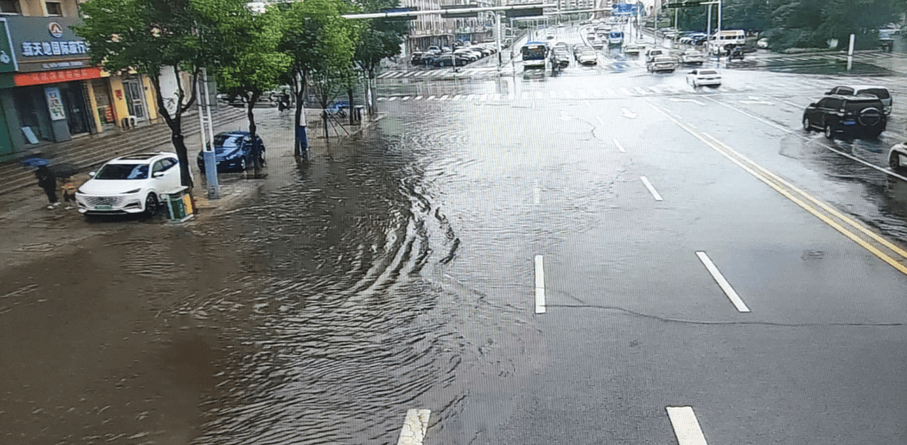 马路上下雨的真实照片图片