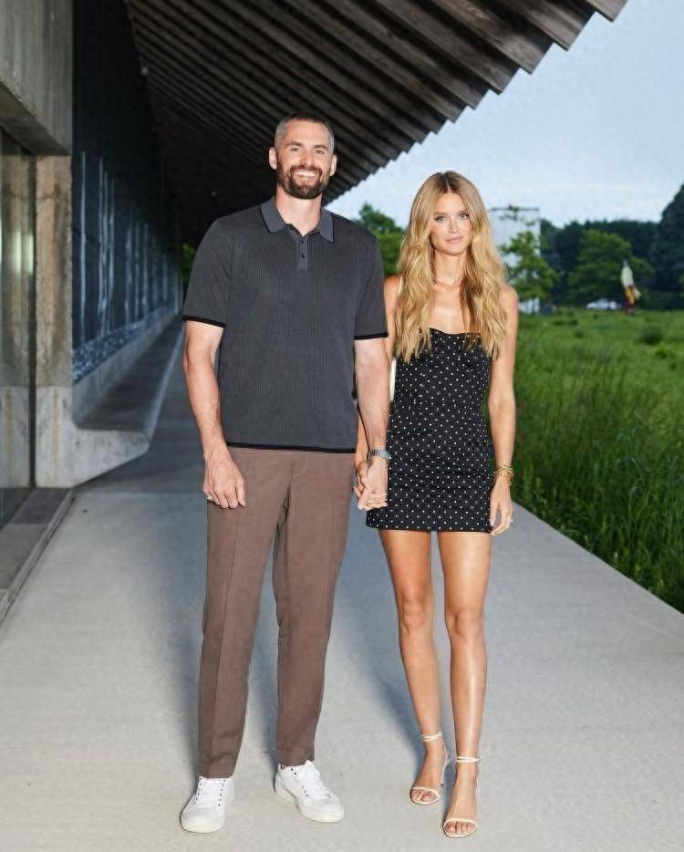 nba夫妻颜值天花板!凯文-乐福晒自己和妻子,友人的合照