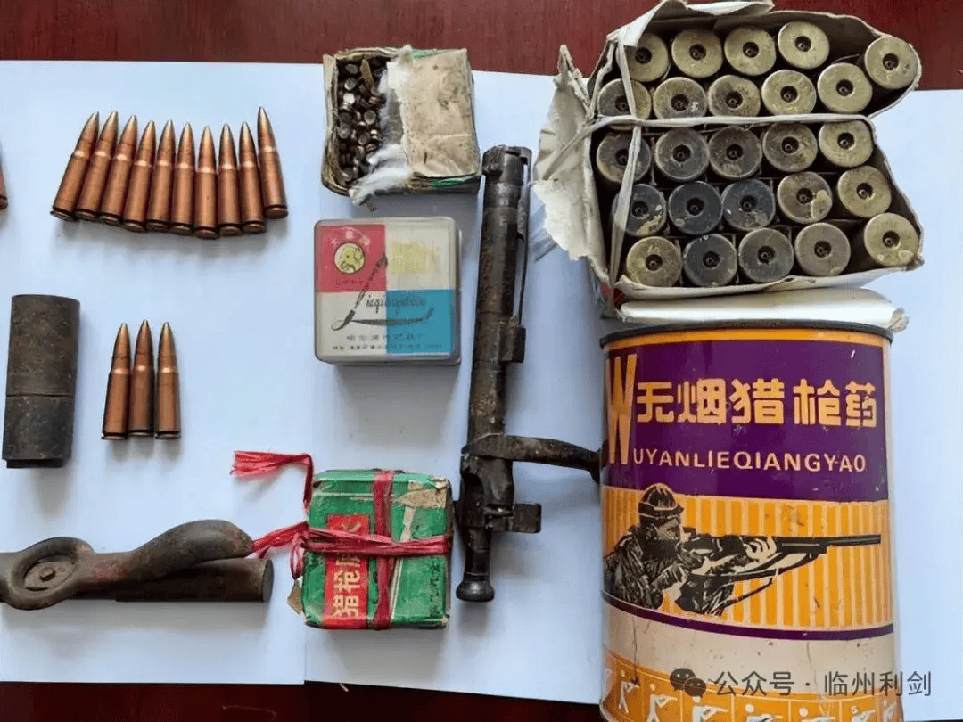 临县:群众主动上交枪支弹药,警民同心共筑辖区平安