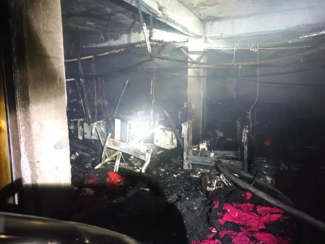 潮汕一内衣作坊起火,缝纫机,布料等被烧毁_火灾_人员_场所