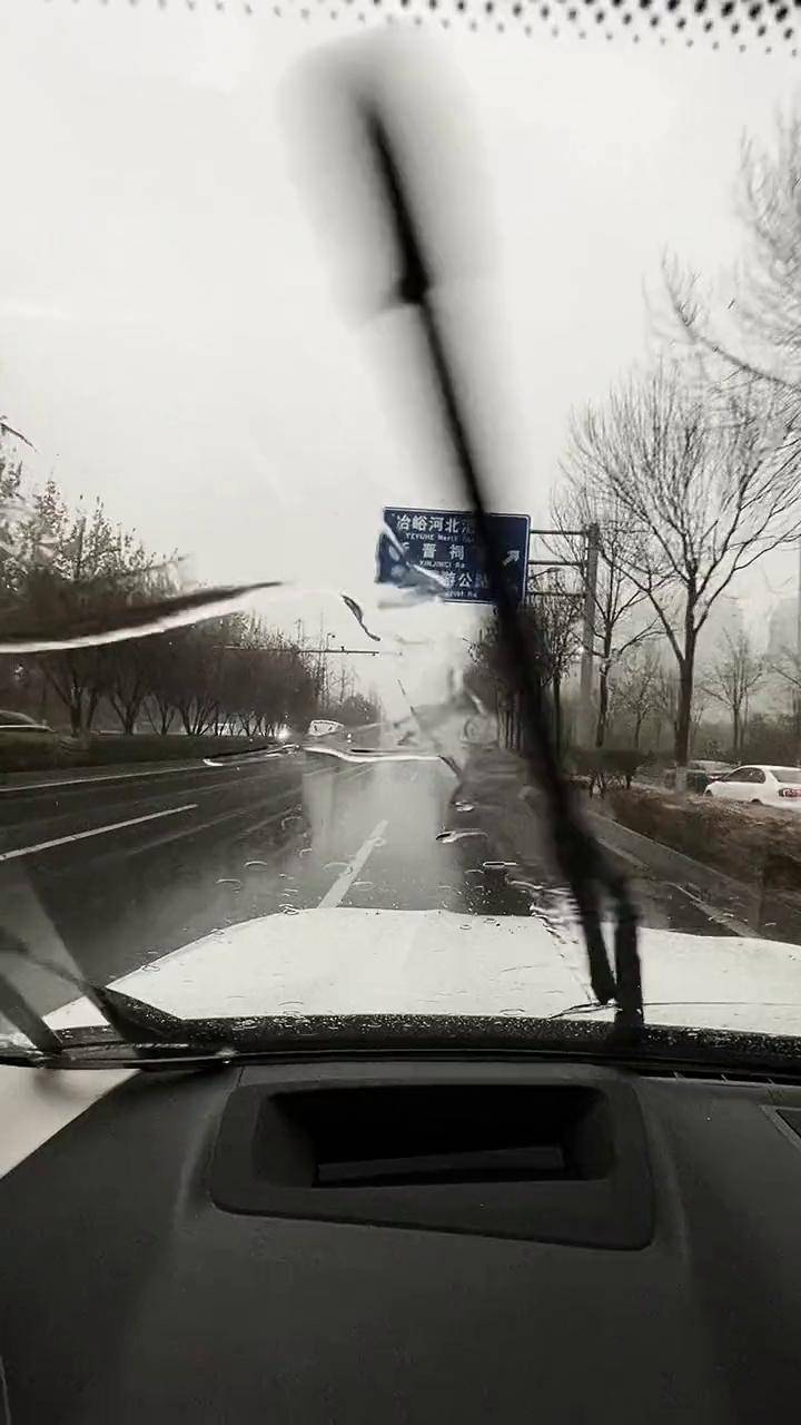 我的城市下雨了 下雨天 不畏风雨一路前行