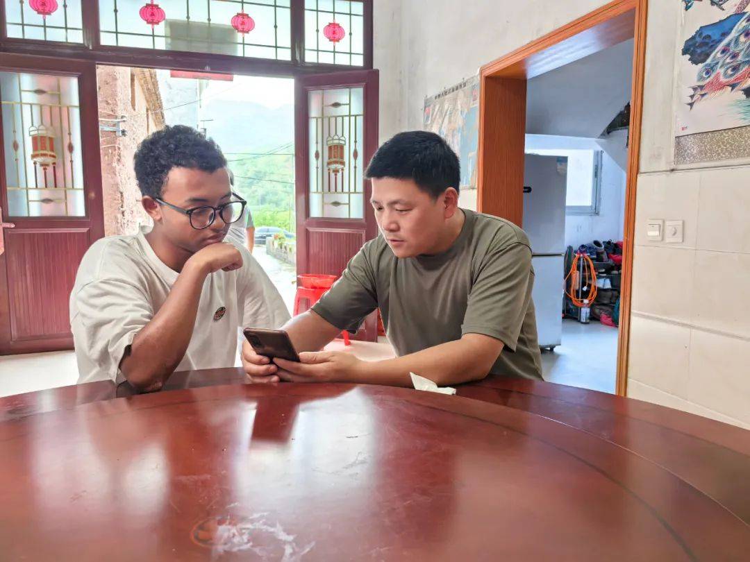 儿子盛晓阳在和非洲孙子巴比