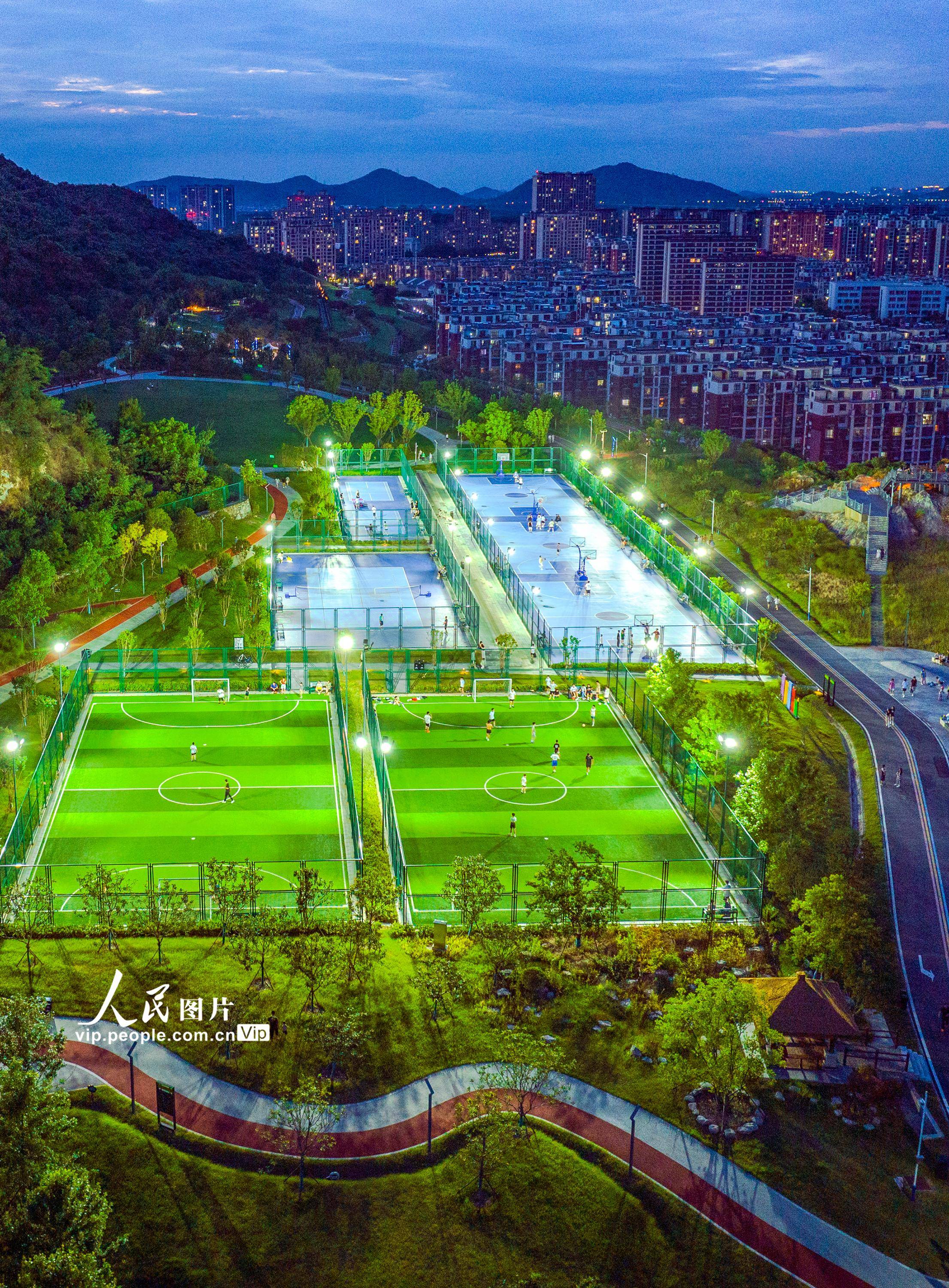 2024年7月27日傍晚,安徽省芜湖市繁昌区峨山镇,人们在人民体育公园里