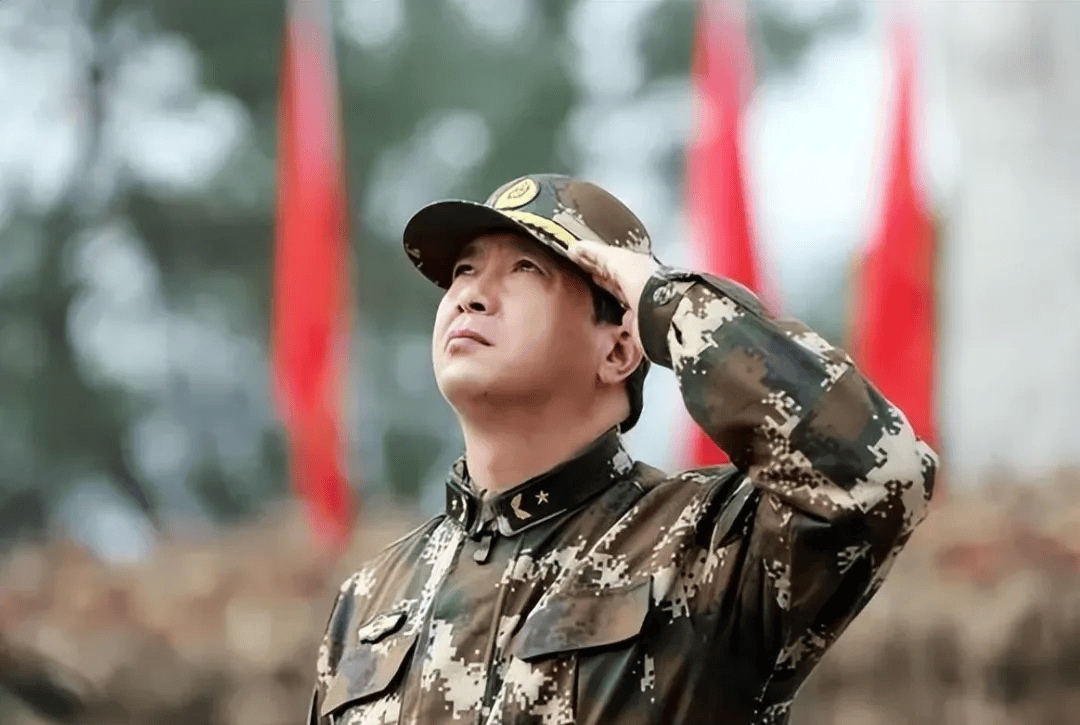 一军官右手插兜走在路上,纠察要求把手拿出来,军官:我真的拿不出来,不信你摸摸看_丁晓兵_连队_部队