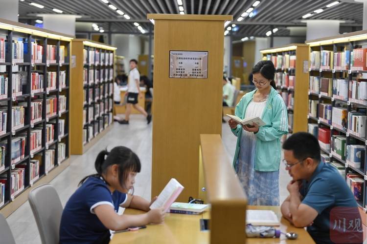成都:避暑"充电"两不误 图书馆里"打卡"忙_书籍_读者_小时