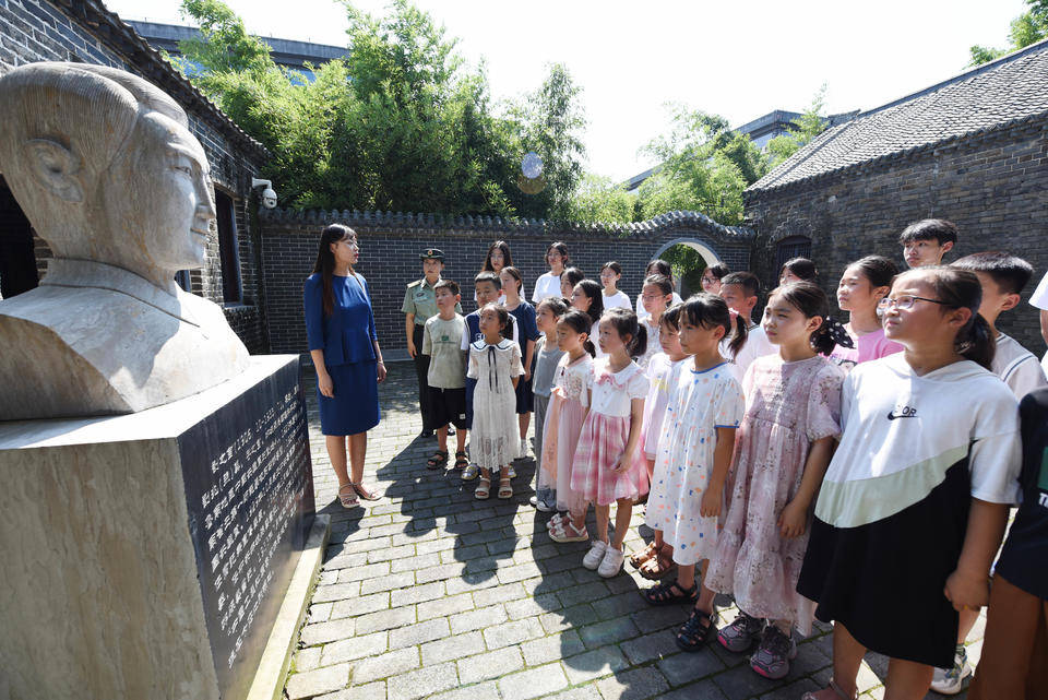 "八一"建军节来临,小学生参观革命战争纪念馆听战斗故事