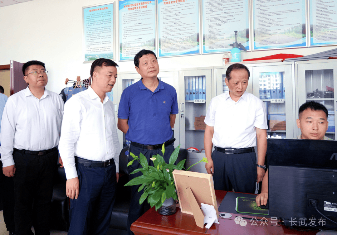 市委常委,副市长罗军,市交通局党组书记,局长王健陪同检查.