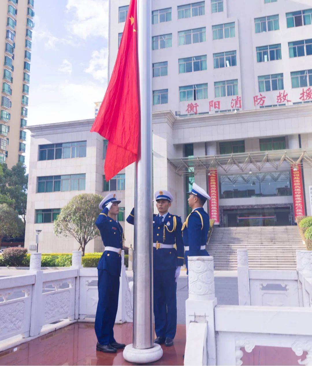 致敬八一丨衡阳消防救援队伍同步开展升旗仪式_指战员_全体_国旗
