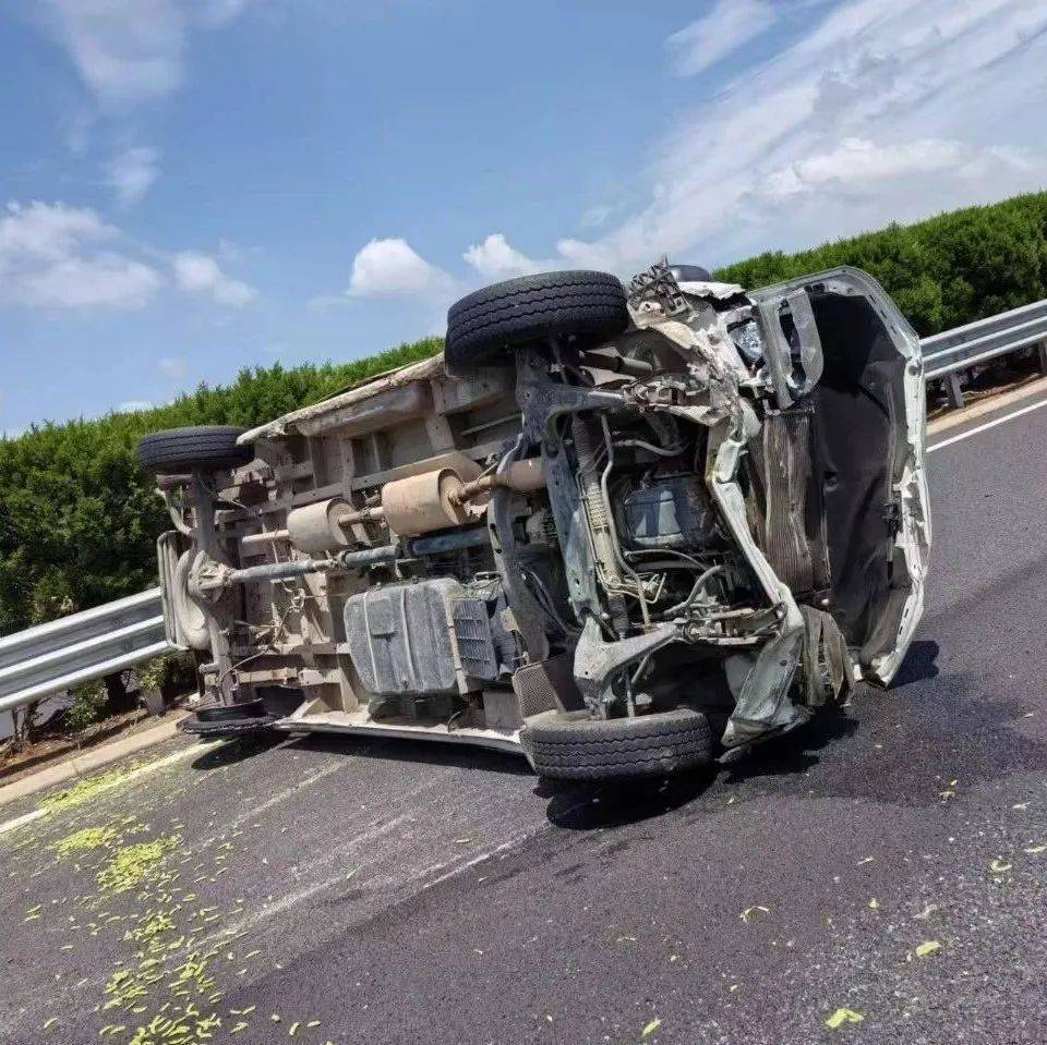 突发爆胎翻车!徐州一高速路上