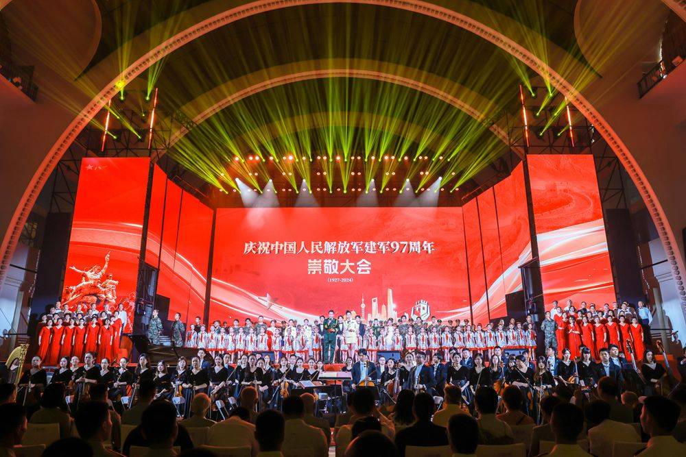 尊崇军人、致敬英雄!庆祝建军97周年“崇敬大会”在沪举行_拥军优属_社会化_岁月