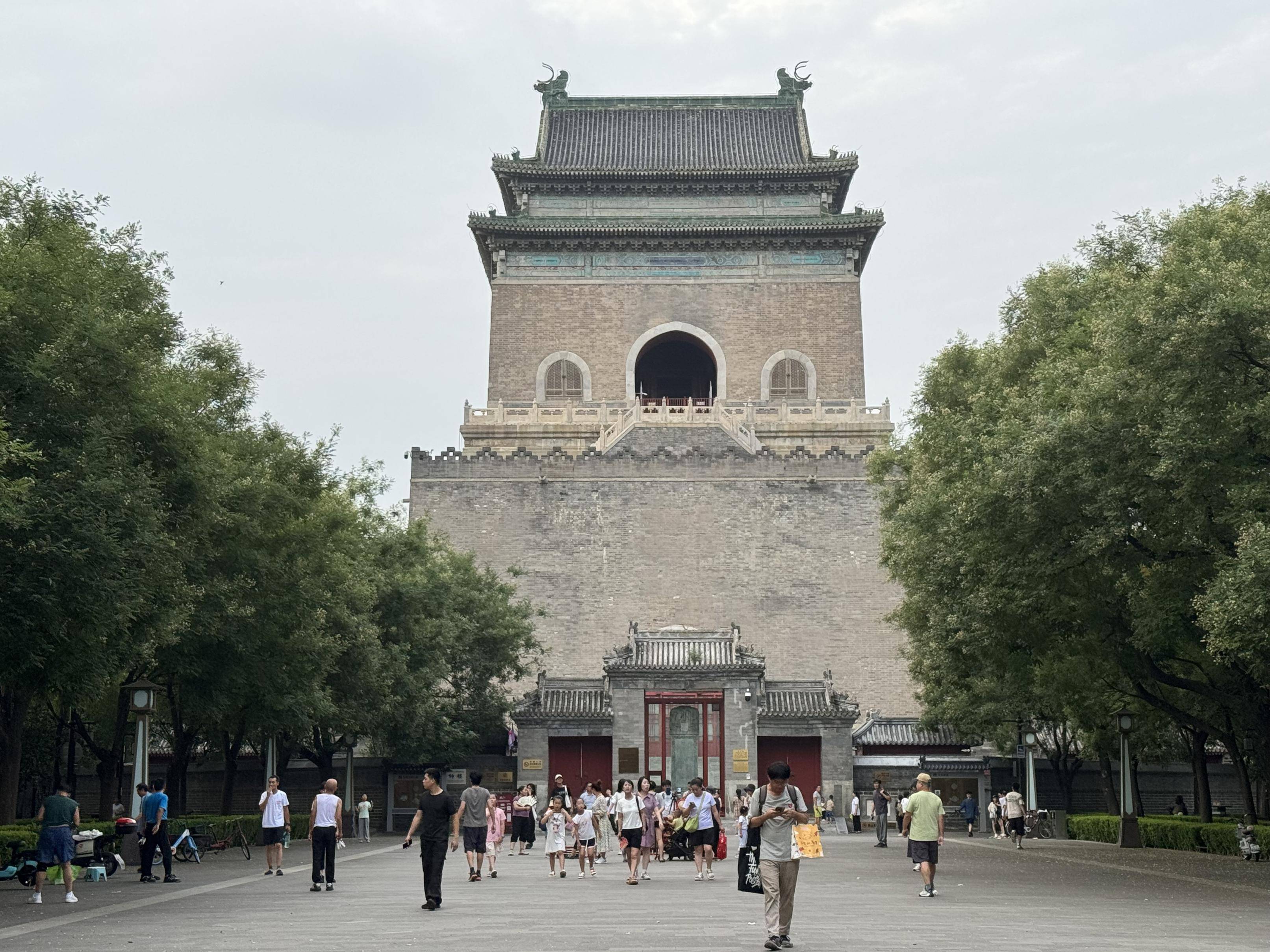 北京中轴线各景点迎旅游热潮,周边文创销售火爆