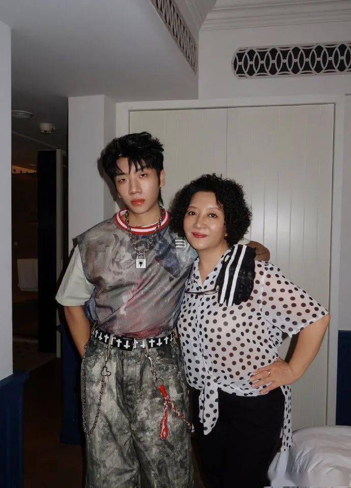 杨和苏晒出漂亮妈妈!rapper的父母原来都深藏不露?