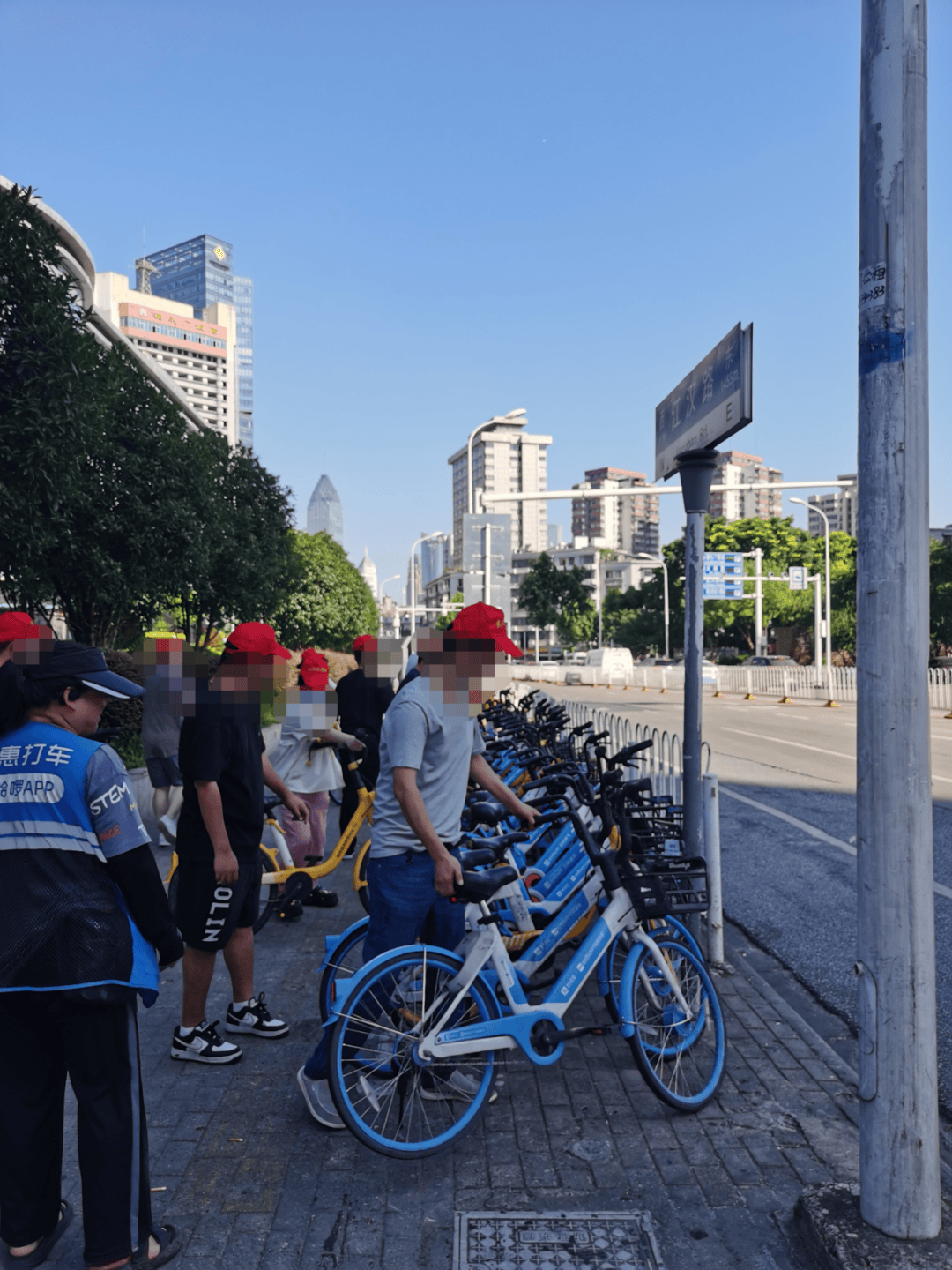 扶起身边共享单车 我们在行动