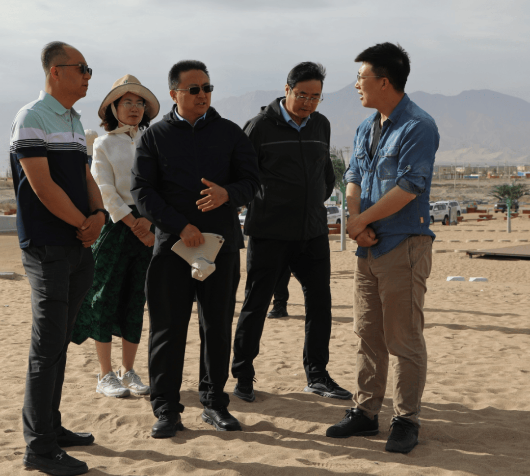 在都兰热水墓群和夏尔雅玛可布遗址考古发掘工地,实地查看一线考古