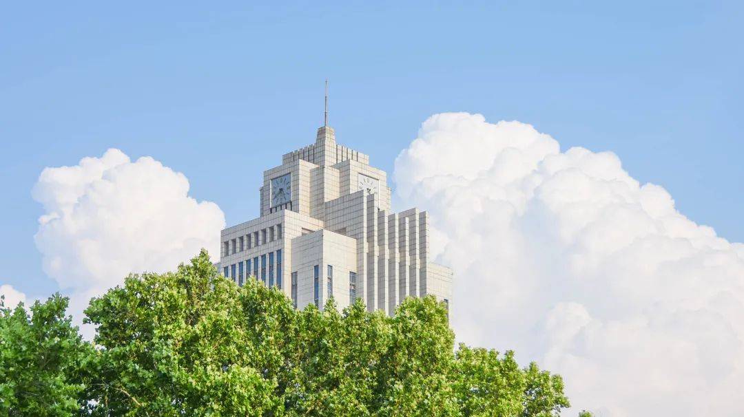 孔子像-明德楼,取意于《大学》