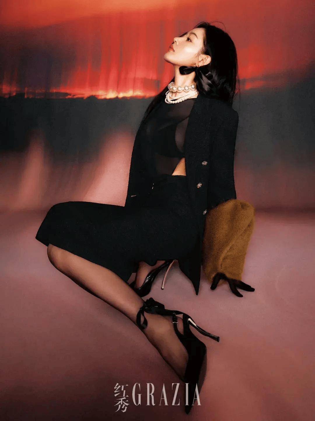 33岁张天爱登《红秀》封面,穿透视薄纱化身运动宝贝,太美了_黑色_粉红