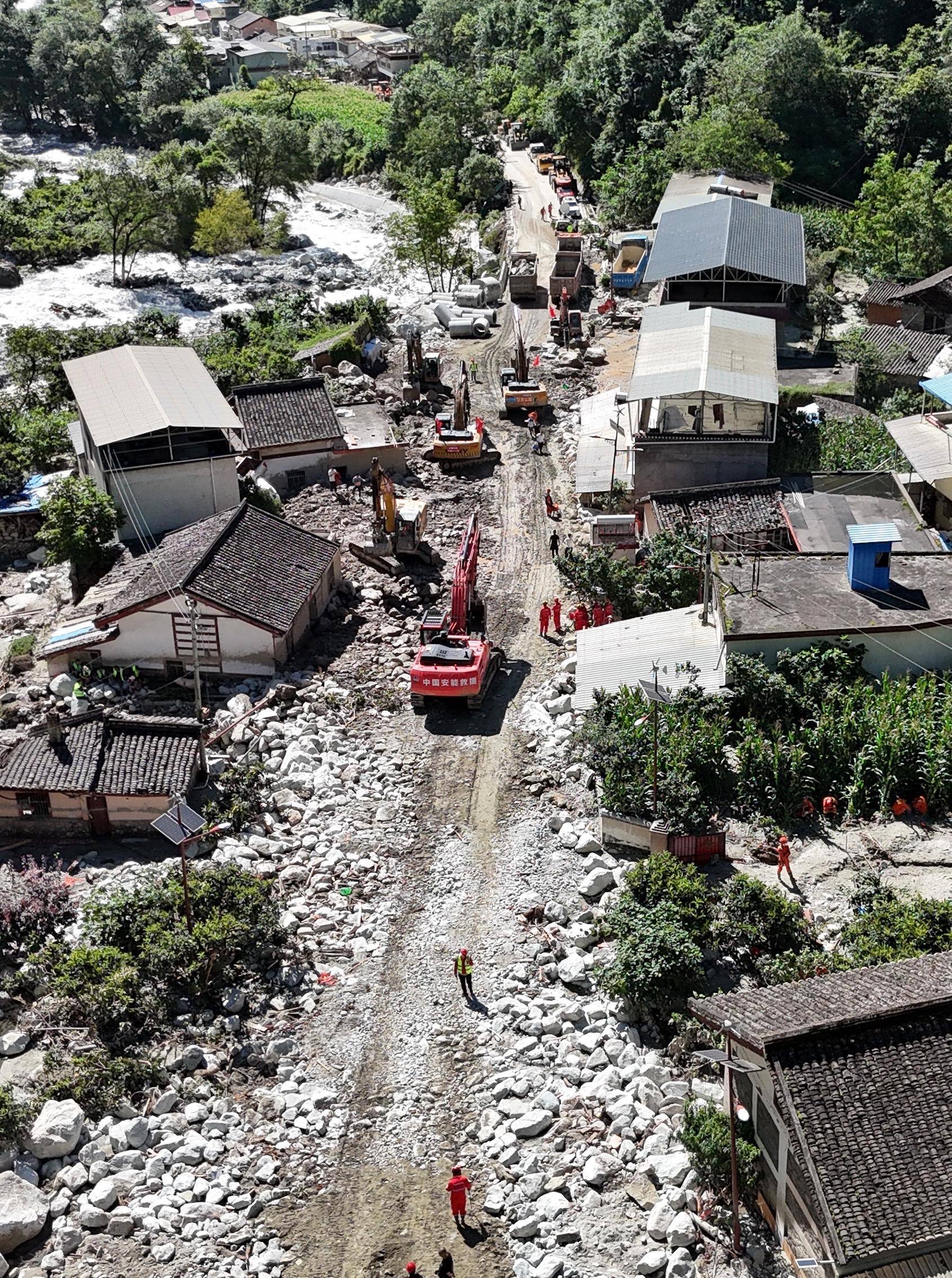聚焦防汛抗洪丨因山洪泥石流中断的康定应急通道抢通在即_国道_姑咱镇
