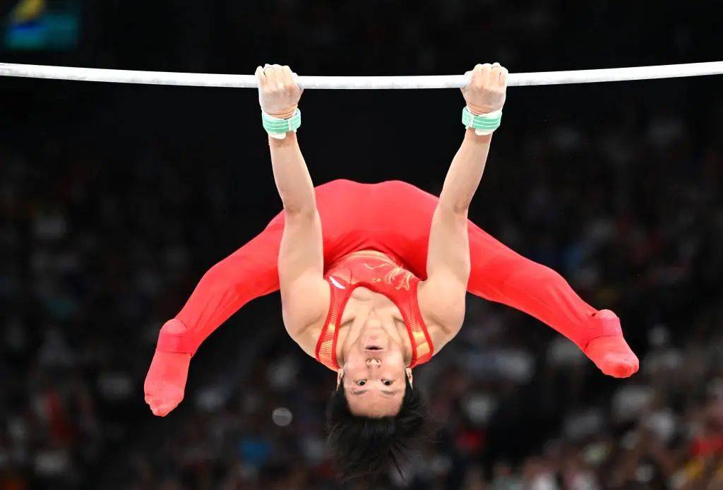 体操综合:邹敬园双杠卫冕 周雅琴平衡木摘银