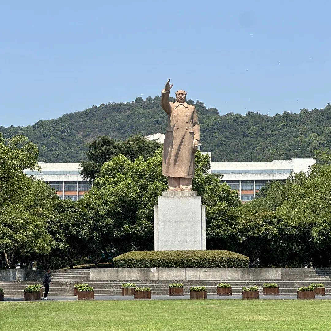 和对未来的憧憬,踏上了前往浙江大学玉泉校区与浙江博物馆的研学之旅