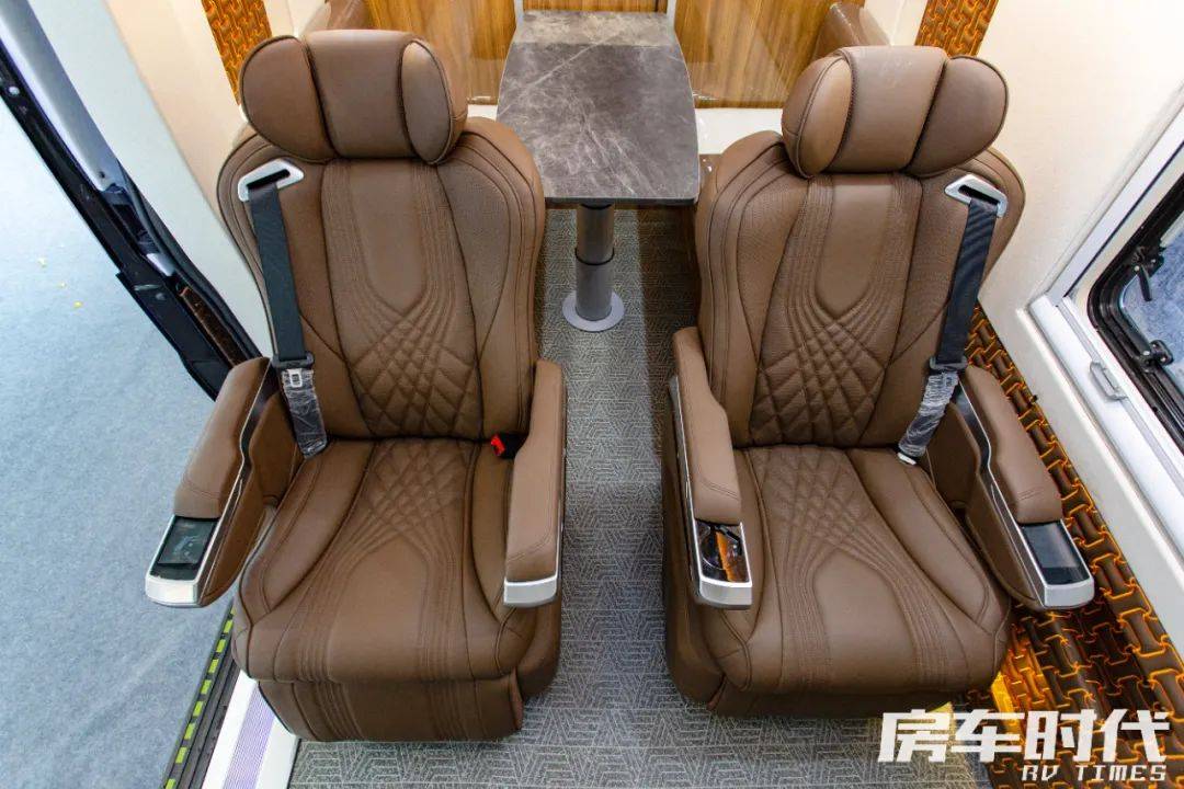 莫雷德曼福顺长轴高顶商旅款 双航空座椅 对坐沙发布局 精致商务感