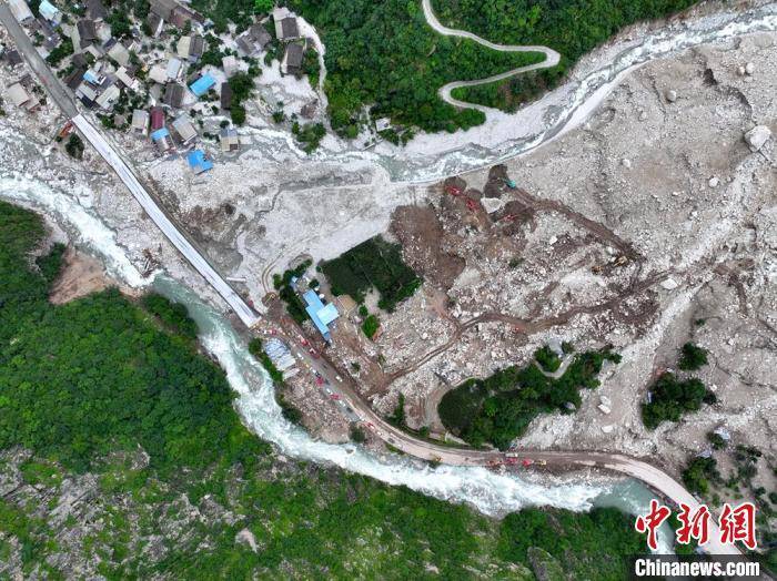 四川康定山洪泥石流318国道受灾段已抢通