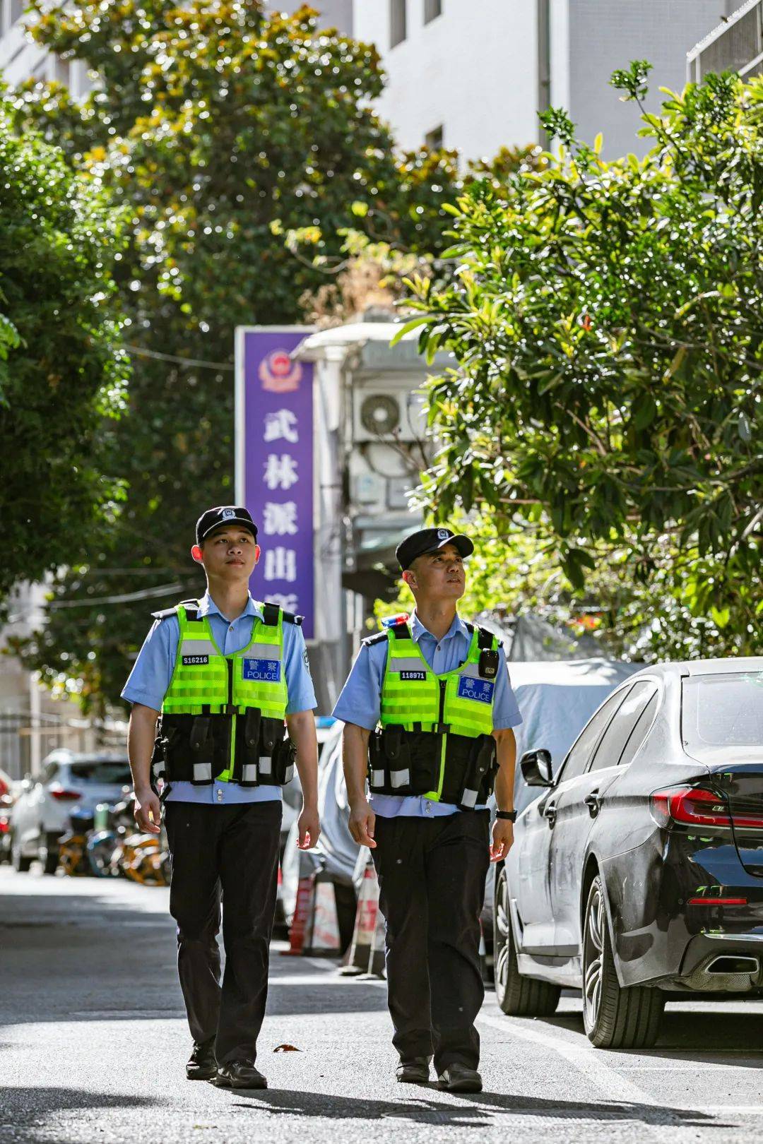 公安民警夏季执勤服图片