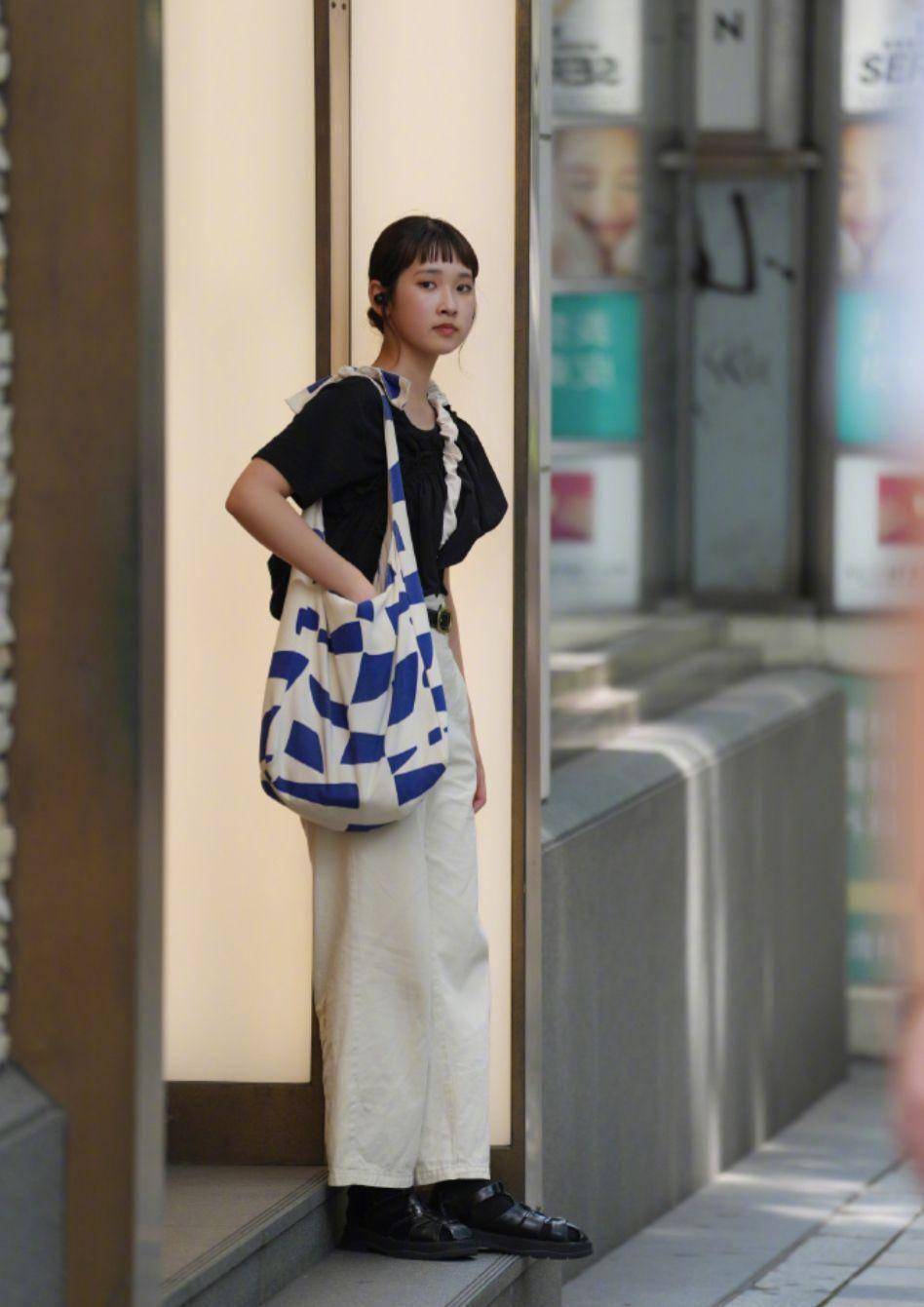 杭州美女也太会打扮了,看她们的穿衣打扮,简约又不失气质