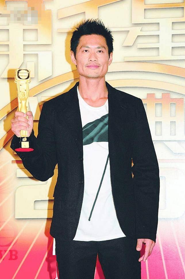黄德斌出演过不少深入人心的角色,像《妙手仁心》中的江湖大佬"何德广