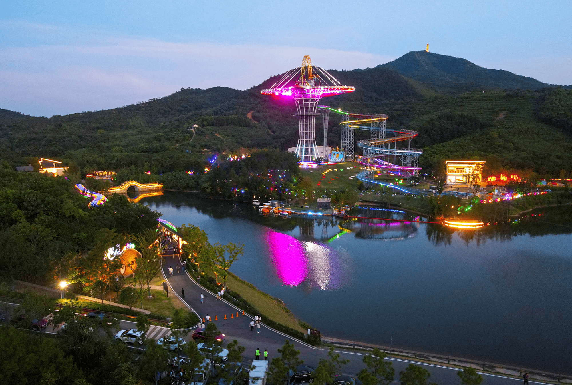 近日,安徽省合肥市庐江县冶山镇逍遥谷景区的高空滑道成为周边游客