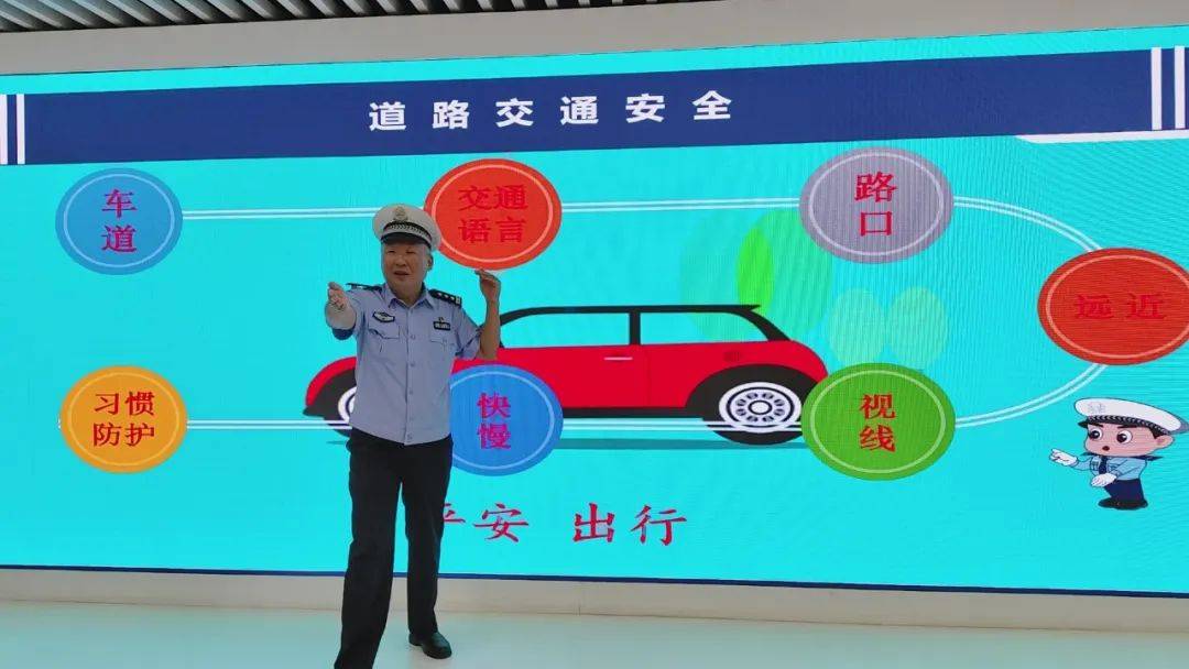 安全乘车,以及安全过马路等主题向小营员们讲解了基本的交通安全规则