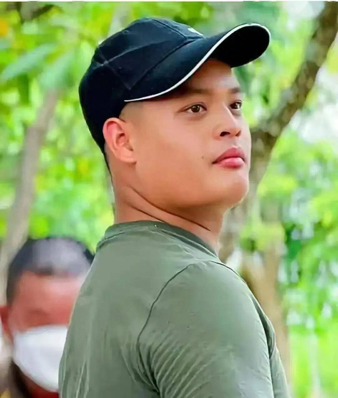 19岁提帮功眼神柔和,瘦了很多,坐在地上和别人聊天