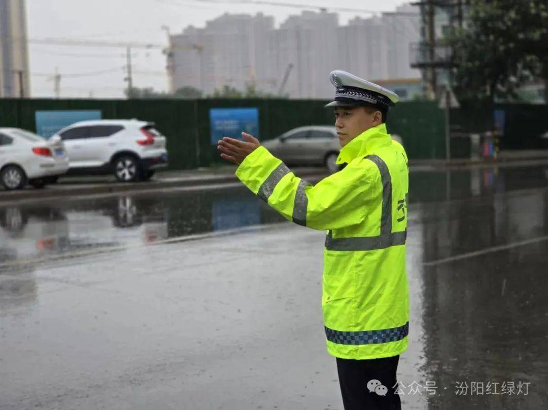 雨季汛期 汾阳交警温情守护 雨中执勤保畅通