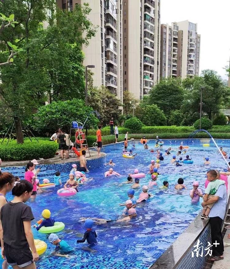 圭峰山下的龙泉沙滩泳场.