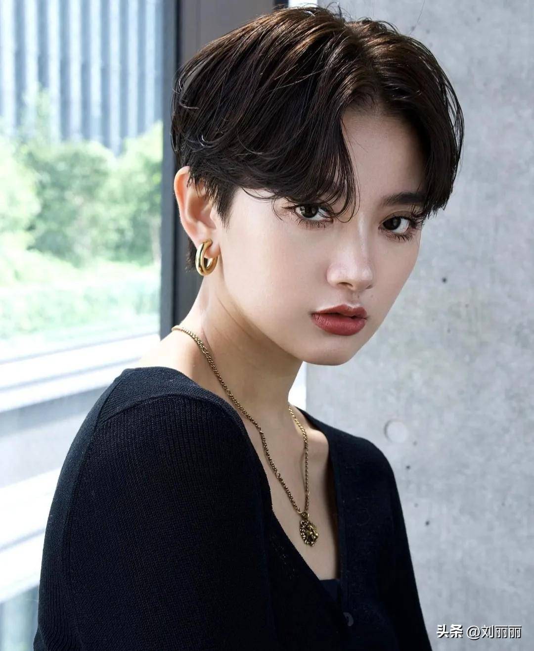 帅气中分女士短发一看就不一样喜欢就试试