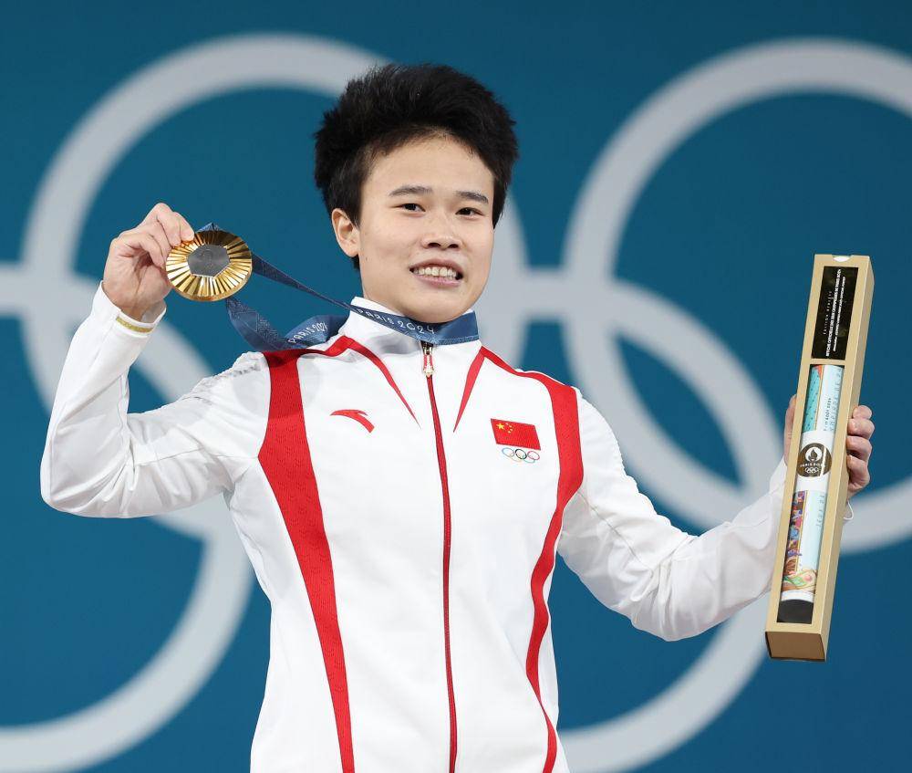 成功卫冕 破纪录!侯志慧夺得举重女子49公斤级冠军