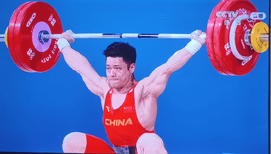 挺举167kg,总成绩310kg南安运动员李发彬举重男子61公斤级决赛中在