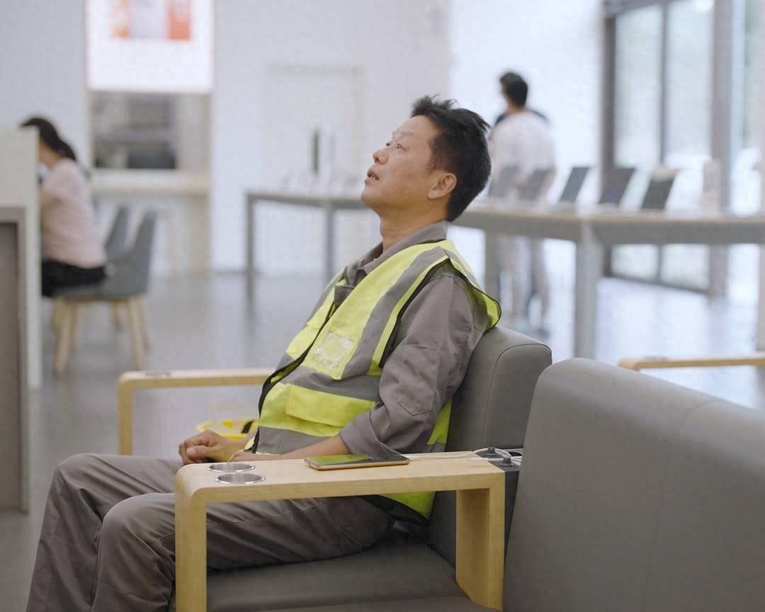 在休息区,有华为服务给户外工作者提供的免费手机充电服