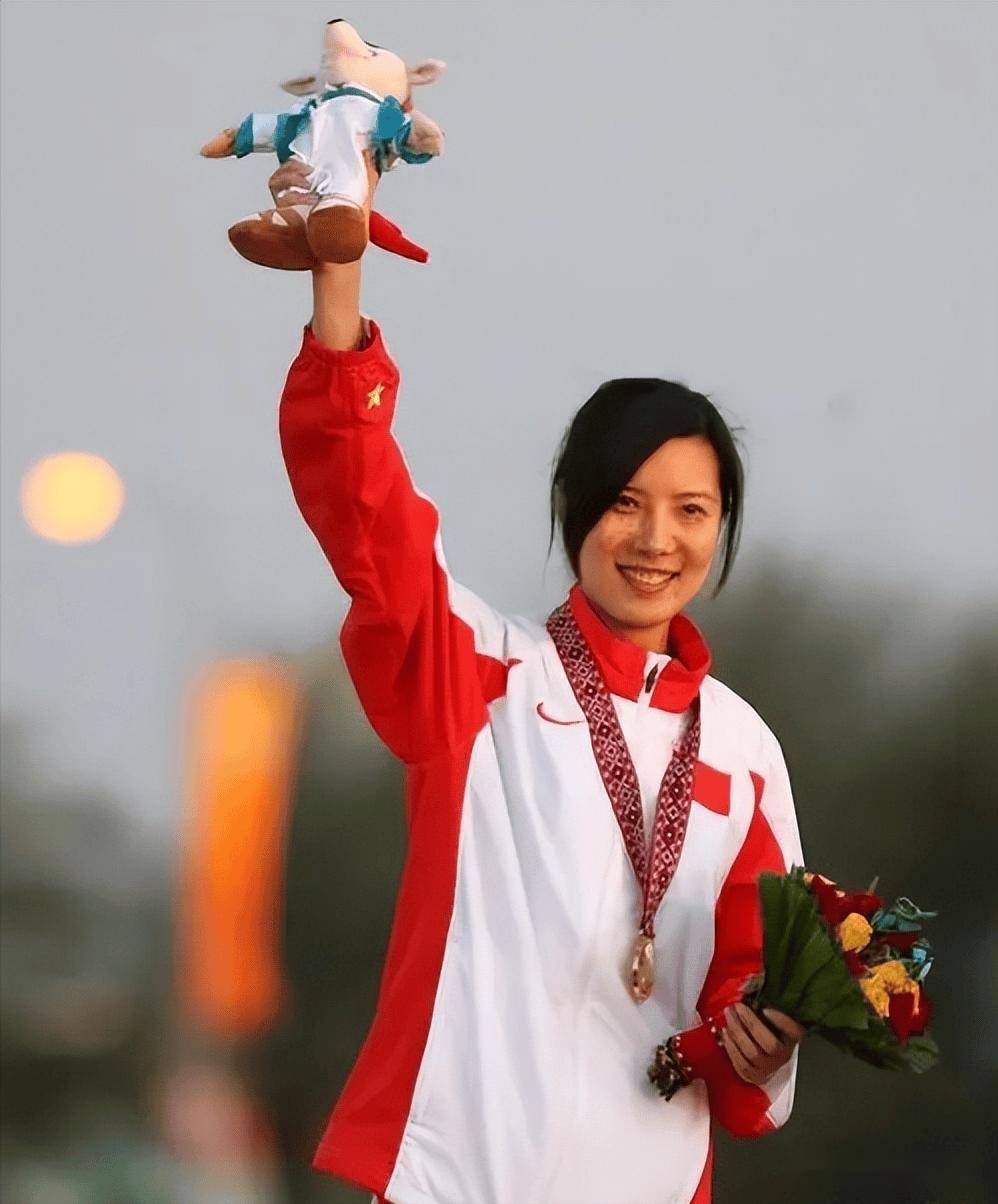 奥运冠军变"性感女神",与小4岁师弟相恋16年,如今颜值飙升_杜丽_庞伟