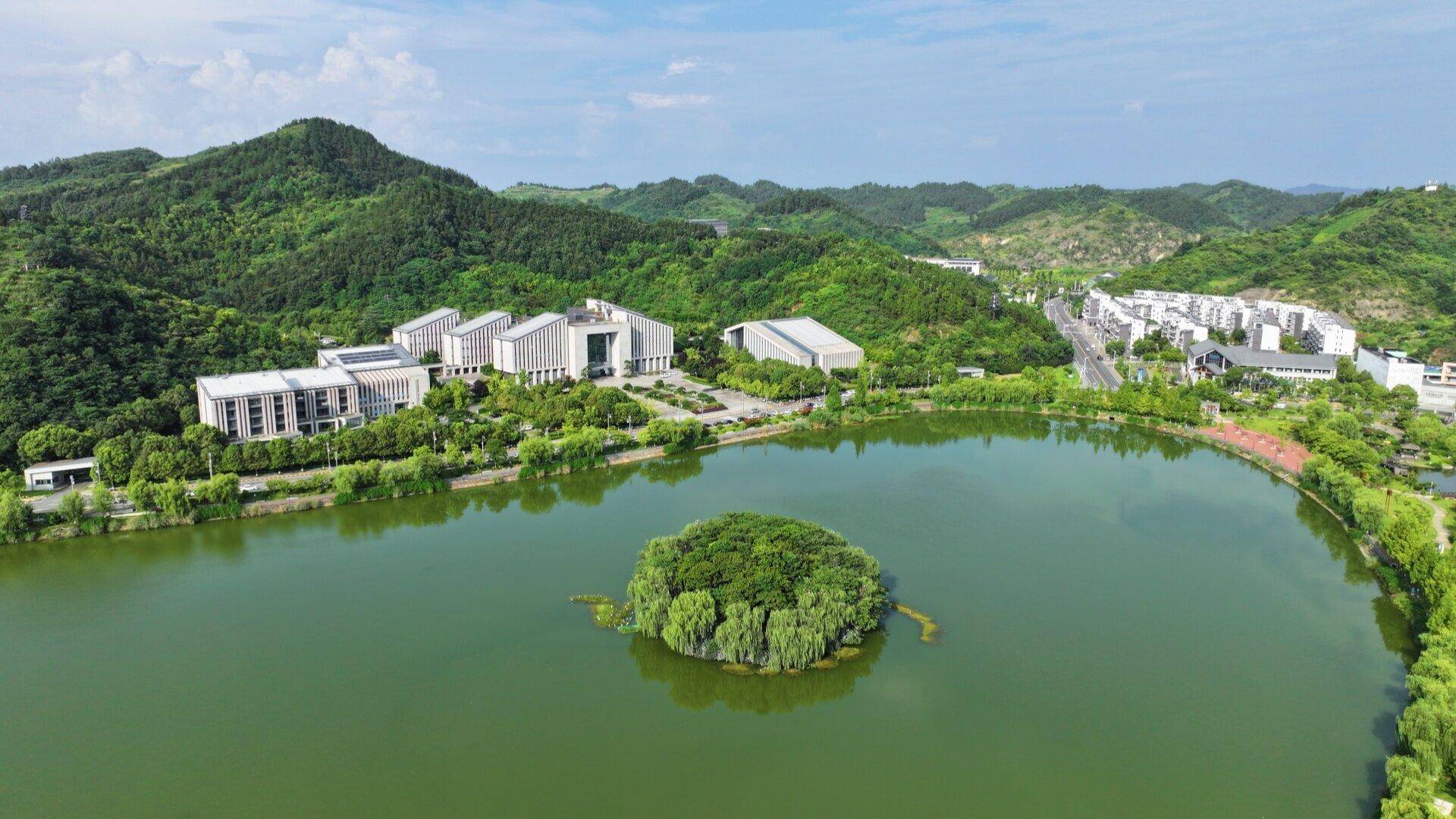 航拍武当山太极湖新区:白鹭纷飞 生态宜人