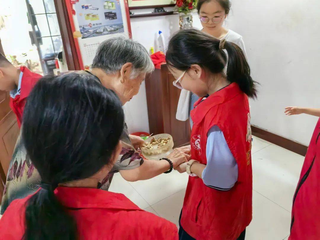 小学生奉献爱心的照片图片