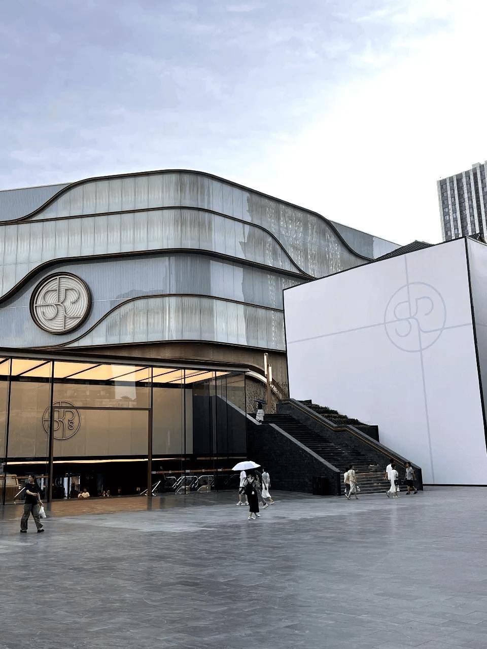 武汉最贵的商业开业了，武汉skp，建筑颜值还很不错!_品牌_的设计_街区