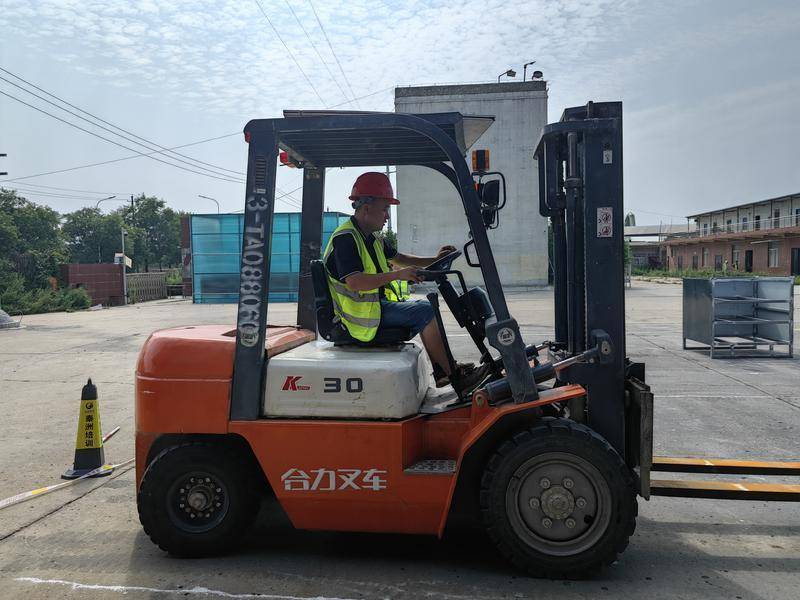 学知识学技能 让群众"技术饭碗"越端越稳_培训_就业_叉车